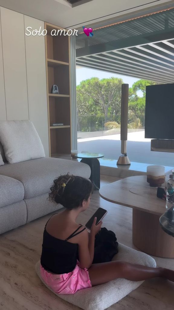 Alana ha aprovechado sus vacaciones para practicar su canto.