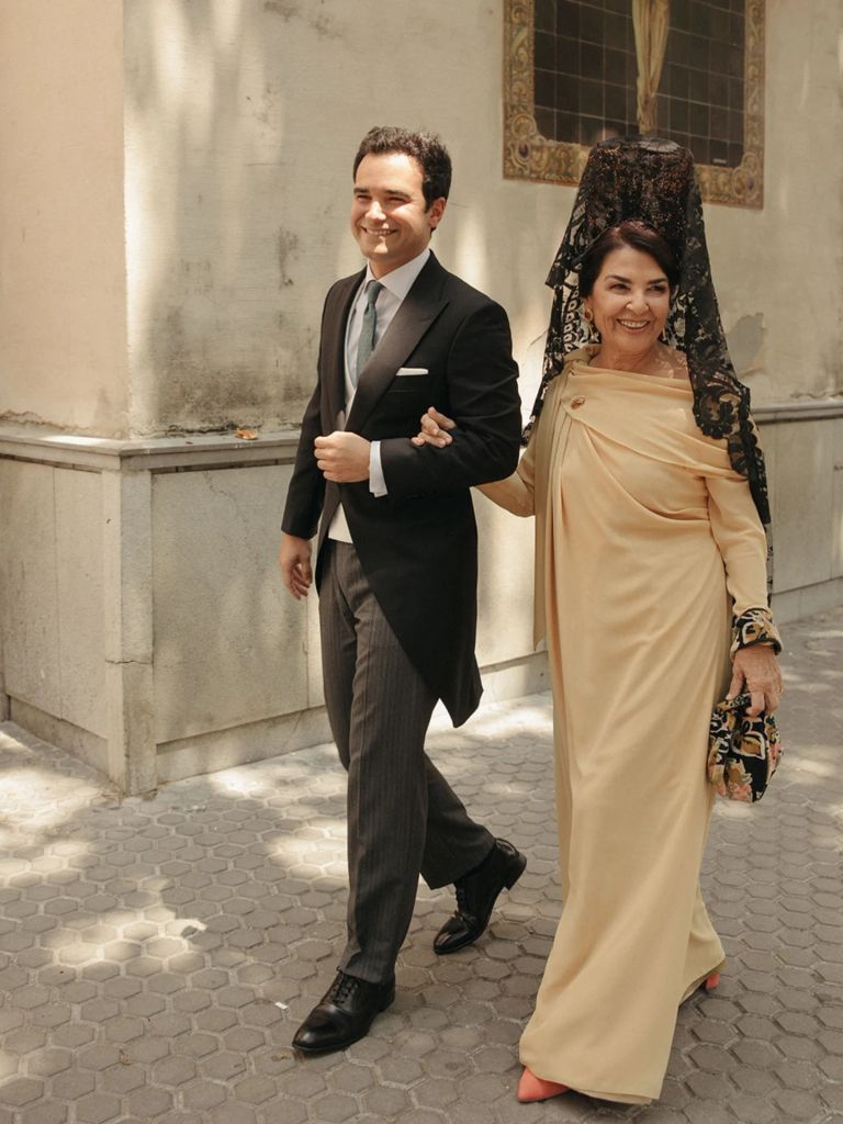 Madrinas de boda sevillanas amarillo