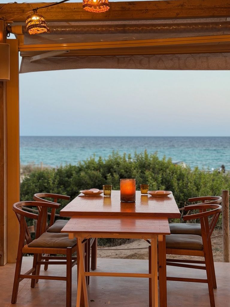 Es Còdol es uno de los chiringuitos más famosos de Formentera y más visitados por numerosas celebridades.