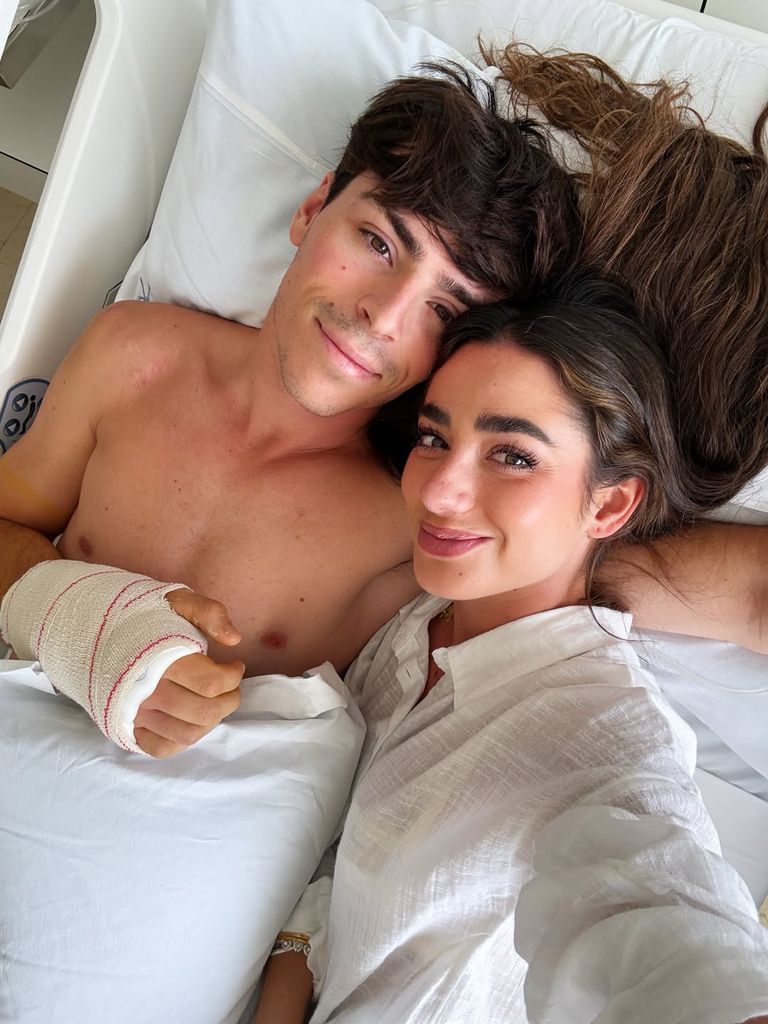 Selfie juntos en la cama del hospital
