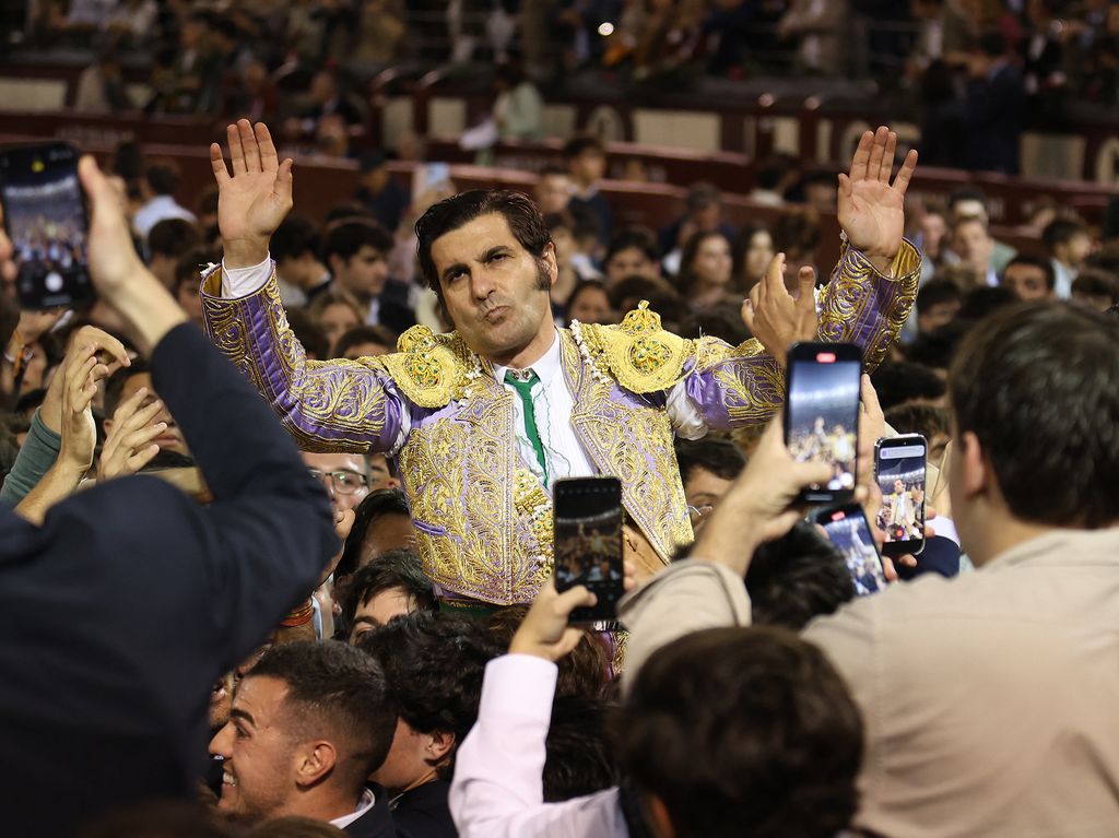 Morante de la Puebla se corta la coleta en la plaza de toros de Las Ventas, a 12 de octubre de 2025, en Madrid