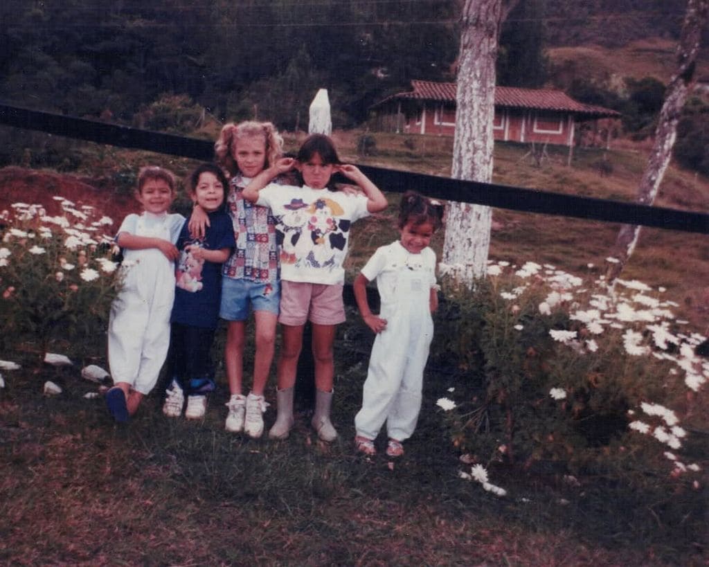 Como muchos niños, Karol G creció acompañada de sus hermanas y primos
