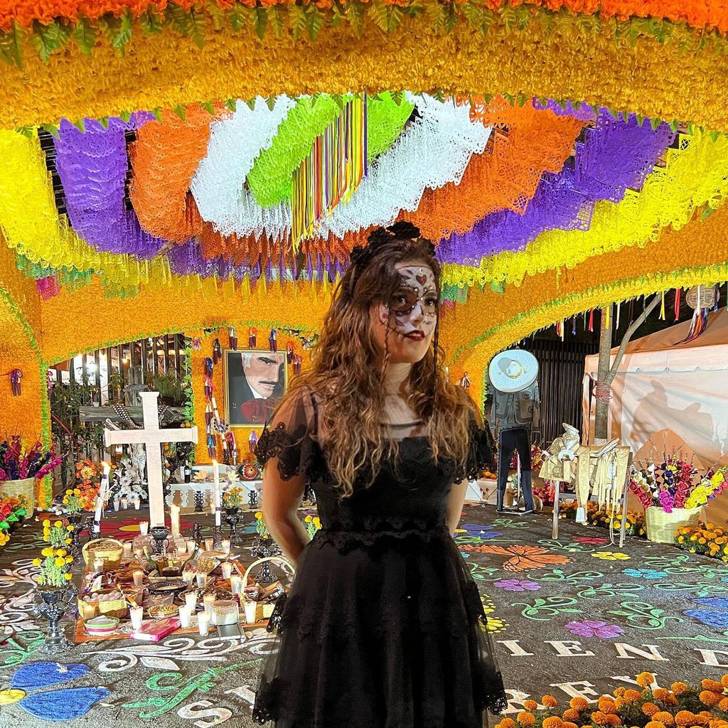 Camila Fernández en la ofrenda de Día de Muertos en honor a Vicente Fernández