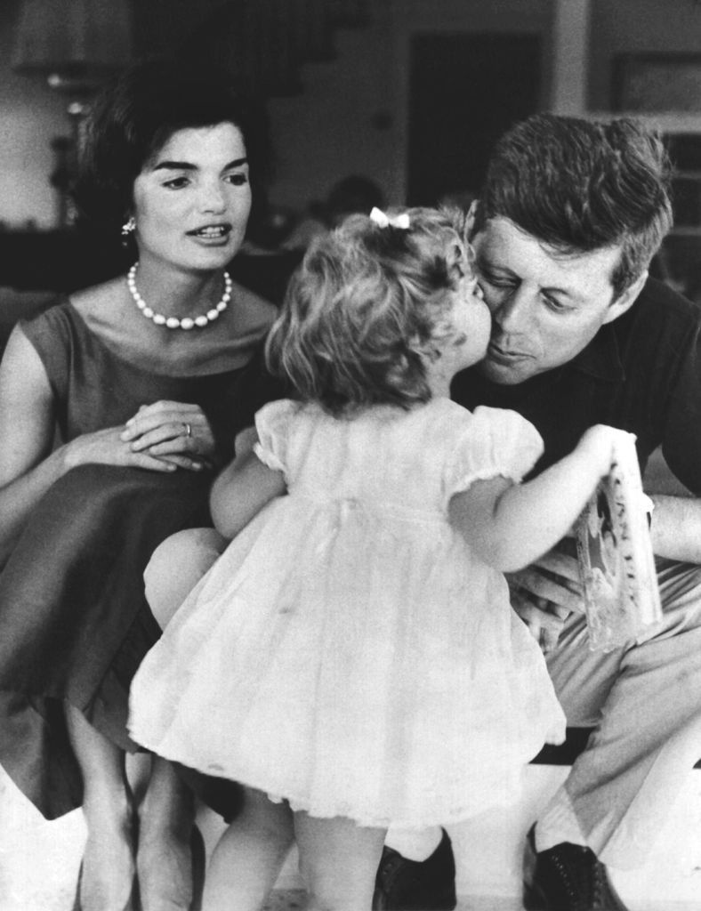 John F. Kennedy con su mujer, Jacqueline, y su hija, Caroline
