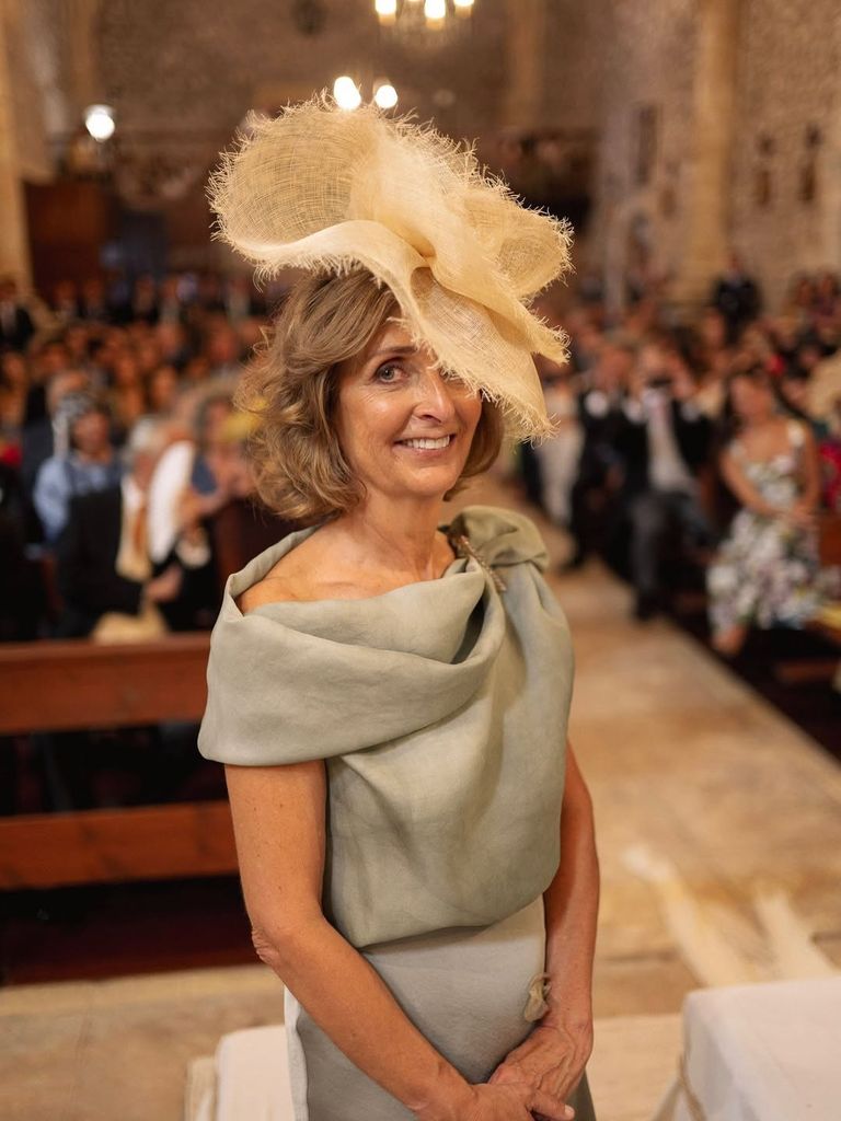 ​María, una madrina con vestido verde grisáceo con flores, de Sole Alonso, y tocado de rafia de Mimoki.