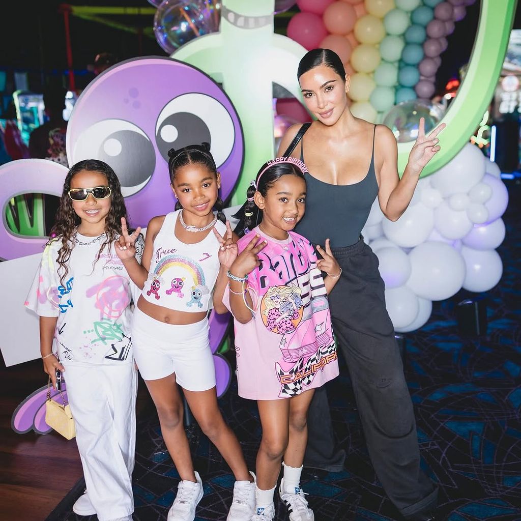 True se reunió con sus primas y su tía, Kim Kardashian, en este día tan especial 