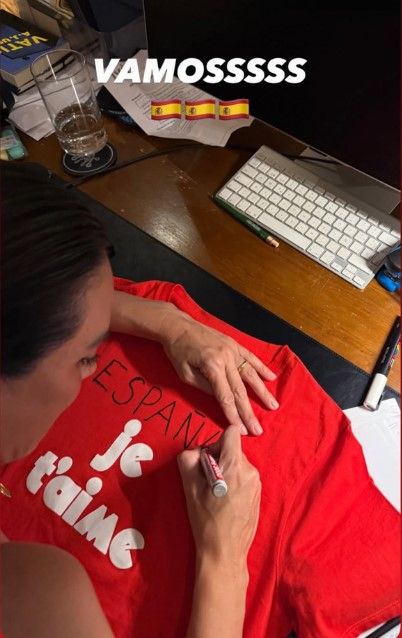 Tamara Falcó customiza su camiseta para apoyar a 'La Roja'