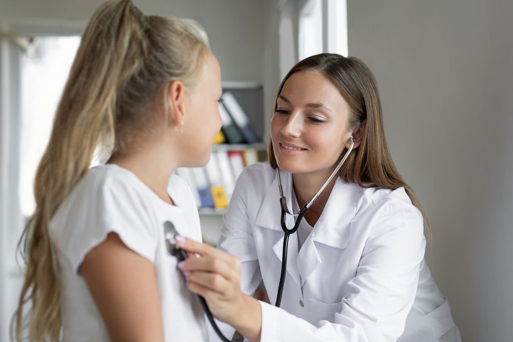 niña en la consulta del cardiólogo