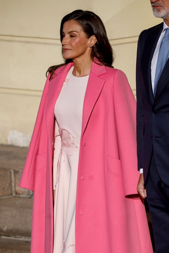 Reina Letizia con vestido y abrigo rosa