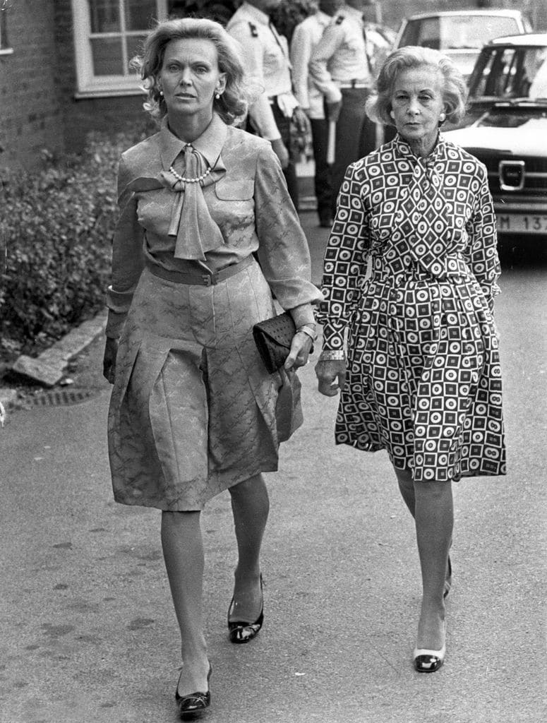 Marianne Bernadotte y Lilian Craig, más tarde princesa Lilian, visitando al rey Gustavo VI Adolfo en agosto de 1973 durante un ingreso hospitalario, el rey murió un mes des después y fue entonces cuando ascendió al trono su nieto, el actual rey Carlos Gustavo de Suecia