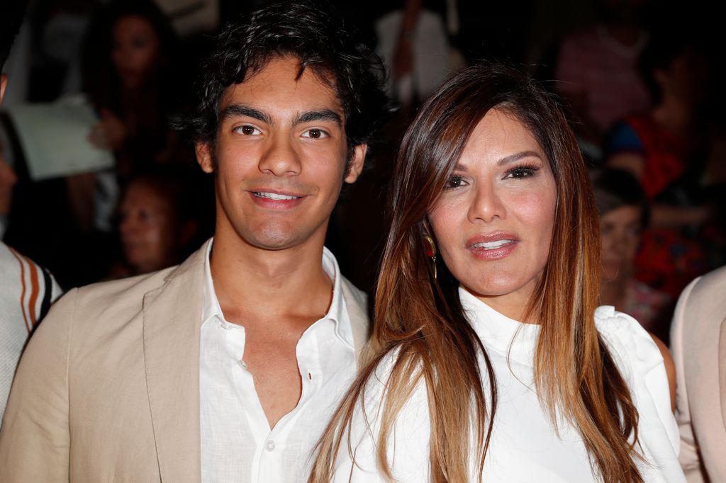 Alejandro Reyes junto a su madre, en la Cibeles Fashion Week Madrid 2019