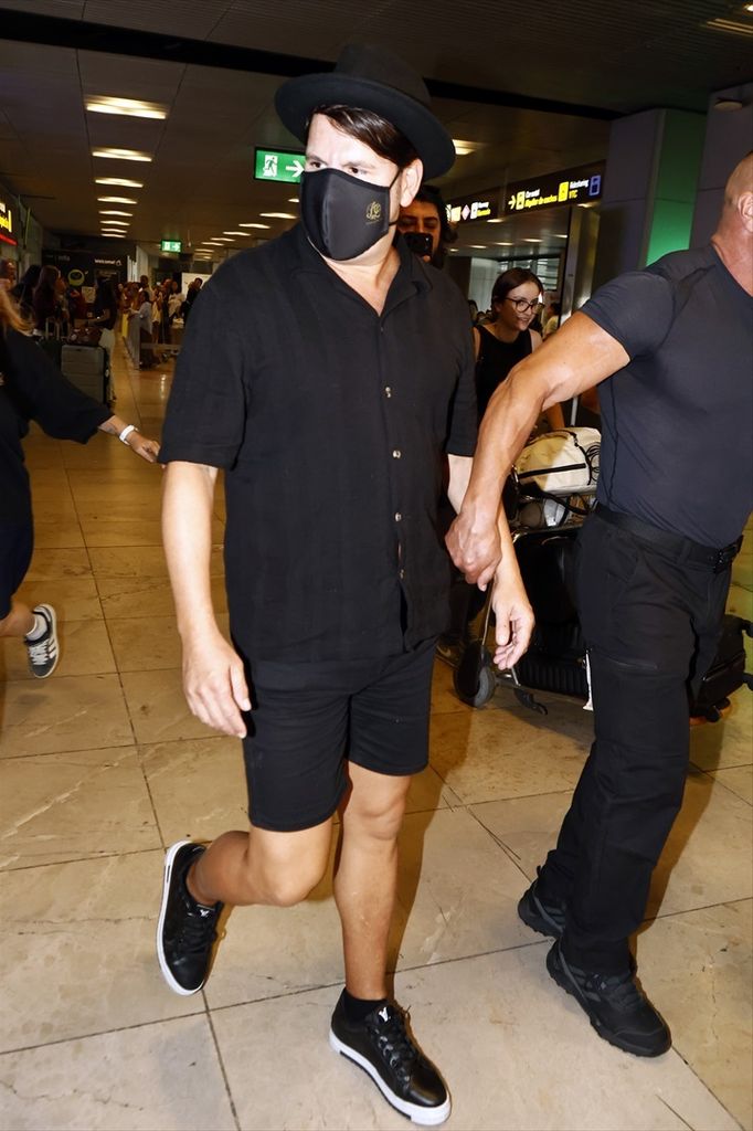 Lucas abandona el aropuerto de Madrid tras su regreso de Turquía