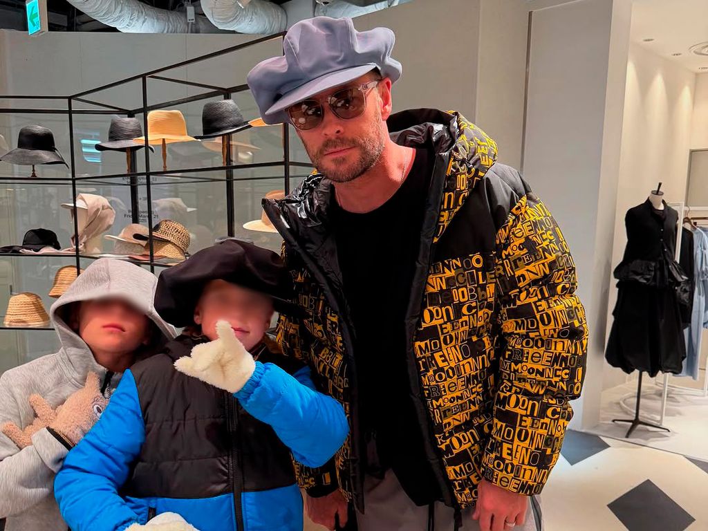 El actor australiano junto a los mellizos