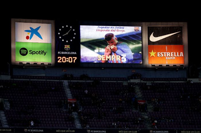 Piqué, en la pantalla gigante del estadio