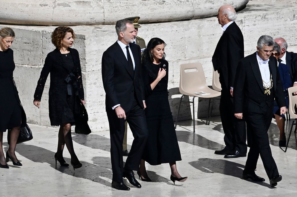Rey Felipe y reina Letizia en el funerla del Papa Francisco