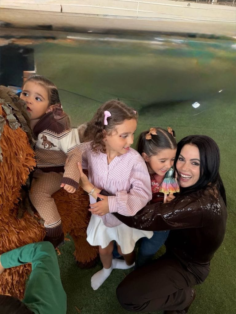 América Guinart junto a sus 3 nietas: Nirvana, Cayetana y Mía.