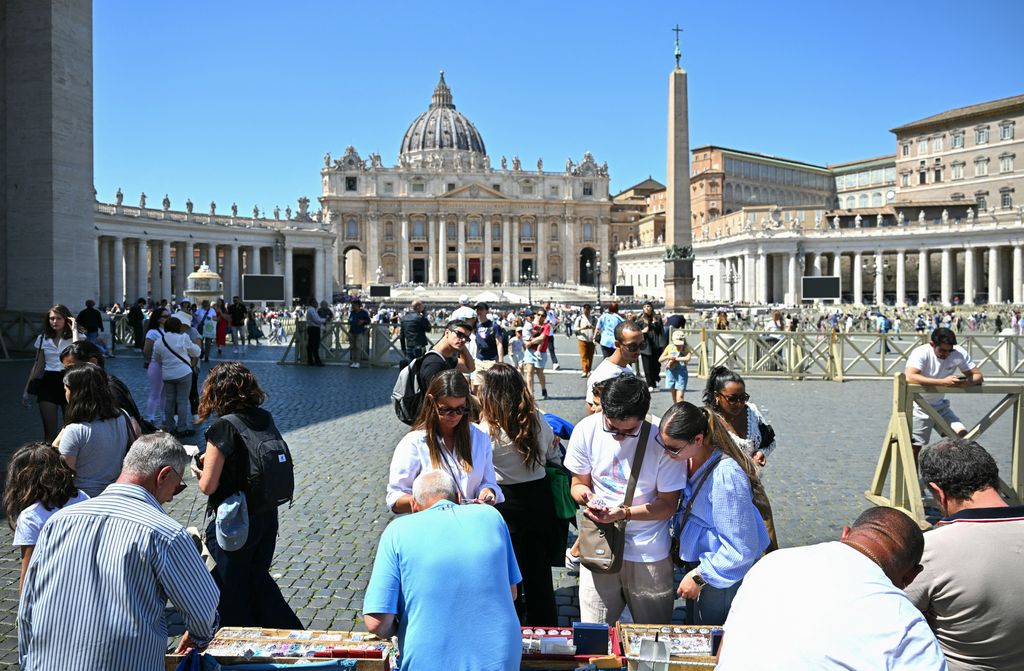 Feligreses y turistas han empezado a llegar a la Plaza de San Pedro para dar el último adiós al Papa Francisco 
