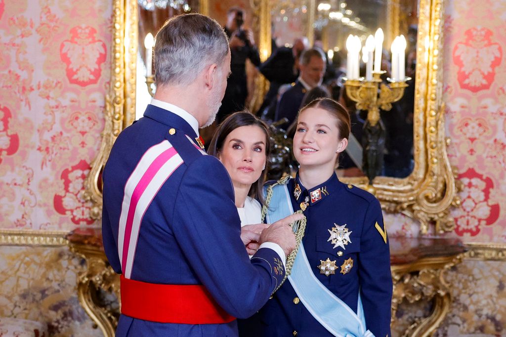 El momento más comentado de la velada: el corrillo que los Reyes y su hija, la princesa Leonor, han hecho tras finalizar el pasamanos