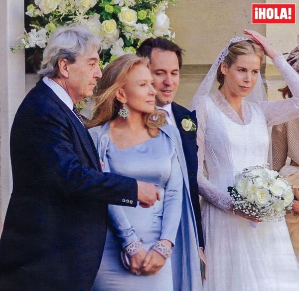 La marquesa de Bellavista, que por primera vez en 25 años coincidió en público con su exmarido, Alberto Cortina, padre de Pelayo, acompañó a su hijo, conde de San Fernando de Peñalver, al altar del oratorio de Brompton, situado en South Kensington, donde dio el 'sí, quiero' a la joven de origen belga Jane Cooper.
