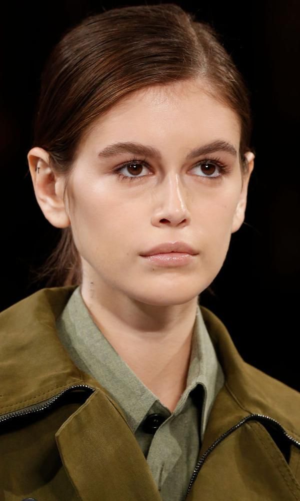 la modelo kaia gerber desfila en el show de stella mccartney en la semana de la moda de par s con makeup al natural