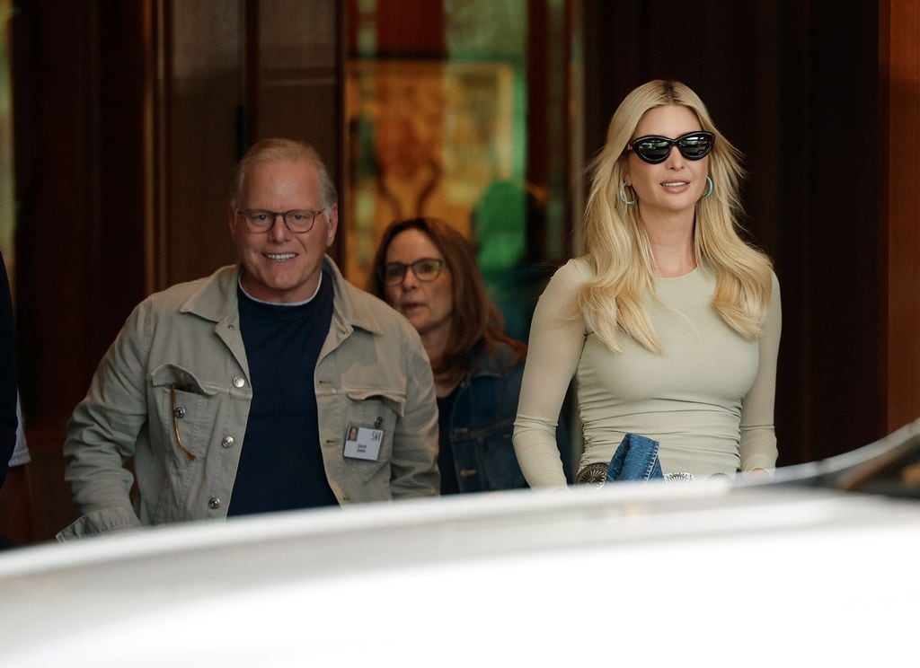 Los últimos 8 d Ejulio Ivanka Trump fueron capturados junto al CEO de Warner Bros. Discovery David Zaslav en la Conferencia Allen & Company Sun Valley en Idaho.