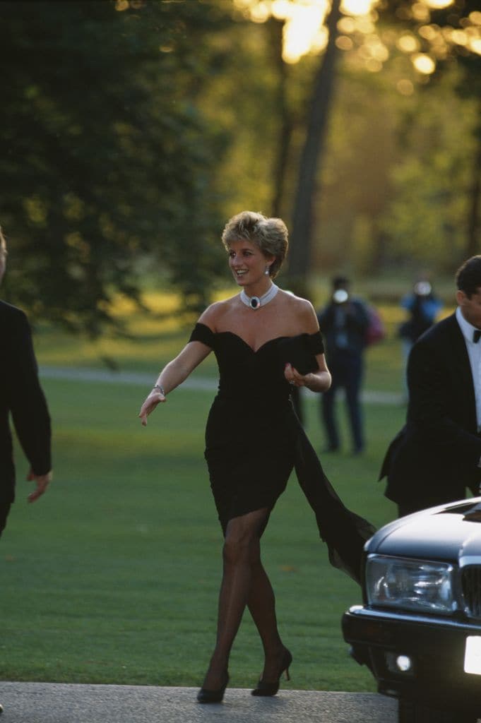 Plano entero de Diana de Gales con vestido de Cristina Stambolian negro