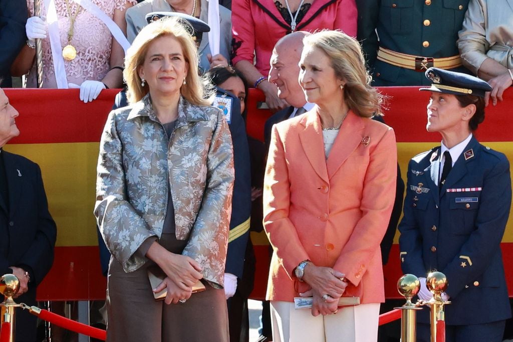 El reencuentro de las infantas Elena y Cristina en Torrejón de Ardoz: dos estilos opuestos en el Homenaje a la Bandera