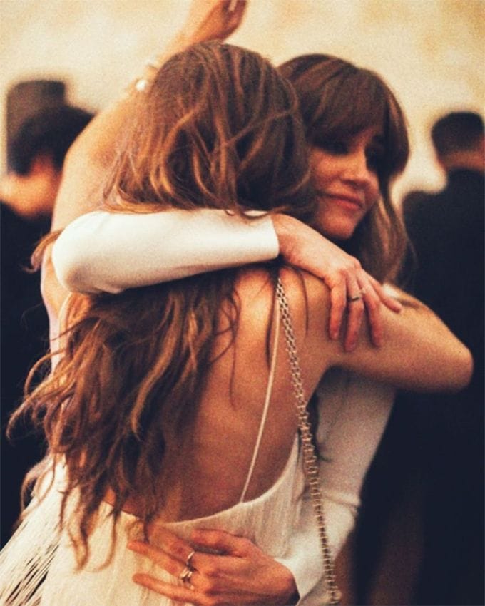Sara Carbonero e Isabel Jiménez bailando
