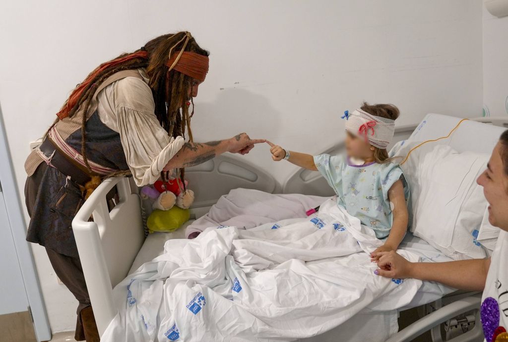 Johnny Depp charló y bromeó con los pacientes y familiares del hospital infantil