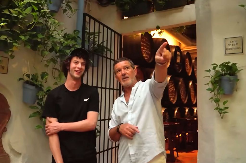 Antonio Banderas y Dominic Sessa, en el restaurante malagueño El Pimpi.
