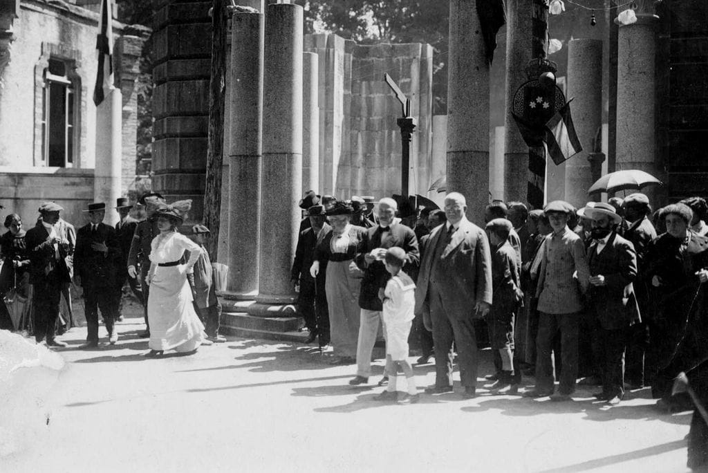 En el centro de la imagen Isabel II, durante una de sus visitas a Mondariz.