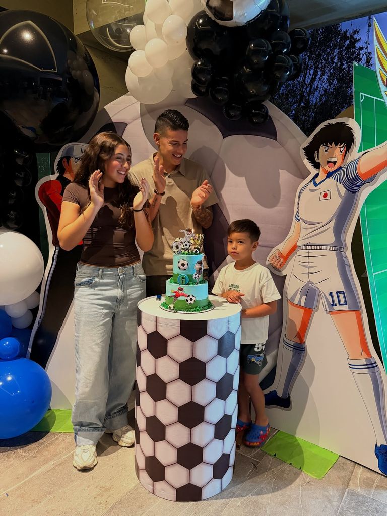 James Rodríguez y su hija Salomé animaron a su Samuel a soplar la velita de su pastel.