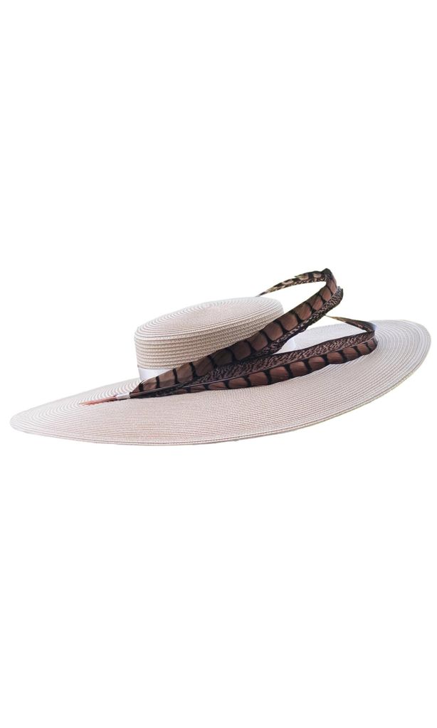 Diseño con dos plumas (85 €), de Carmen Fernández.
