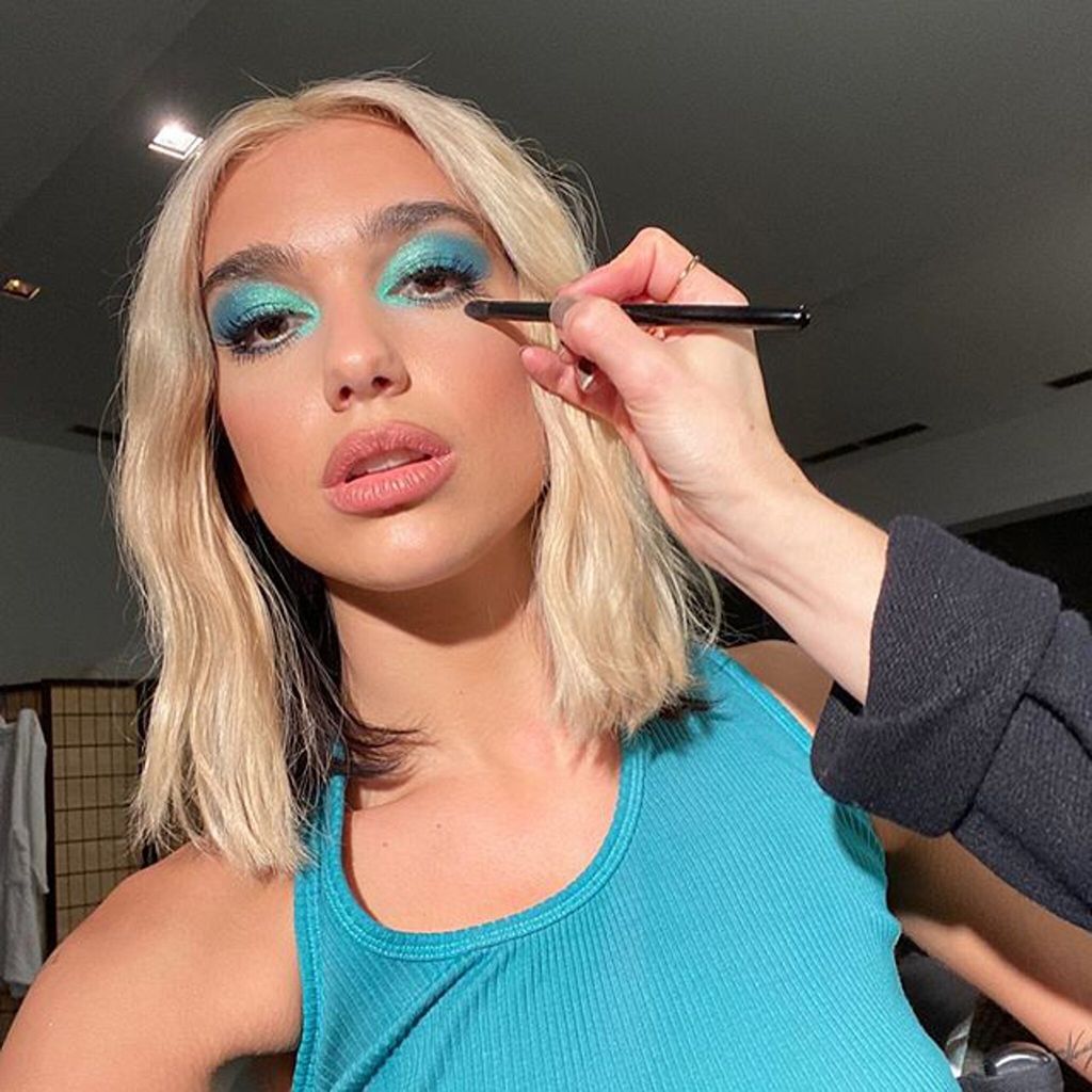 Dua lipa con maquillaje vibrante