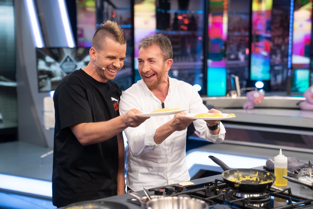 Muñoz, en una de sus últimas visitas a El Hormiguero, cocinando con Pablo Motos.