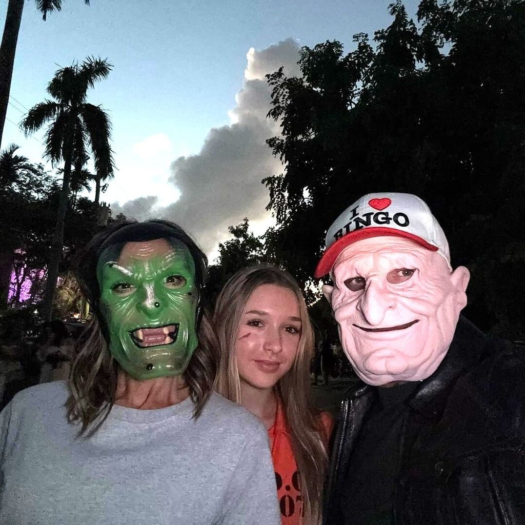 Plano medio de David y Victoria Beckham con máscaras de Halloween en 2024