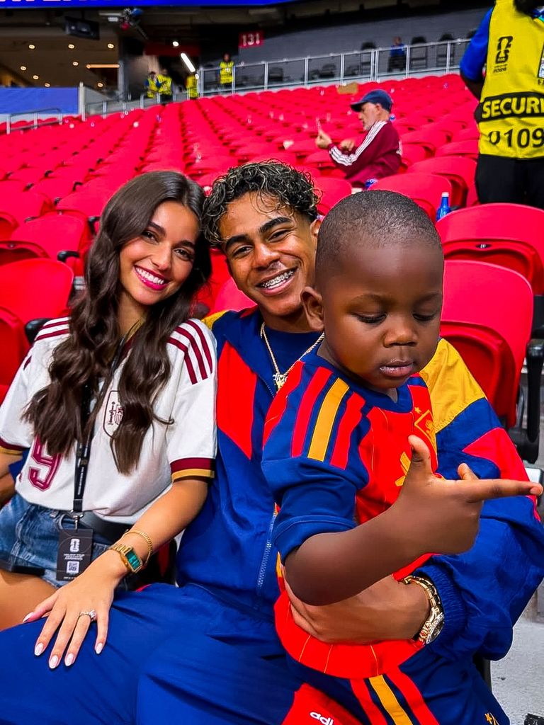 Lamine Yamal con su novia Inés García y su hermano pequeño, Keyne.