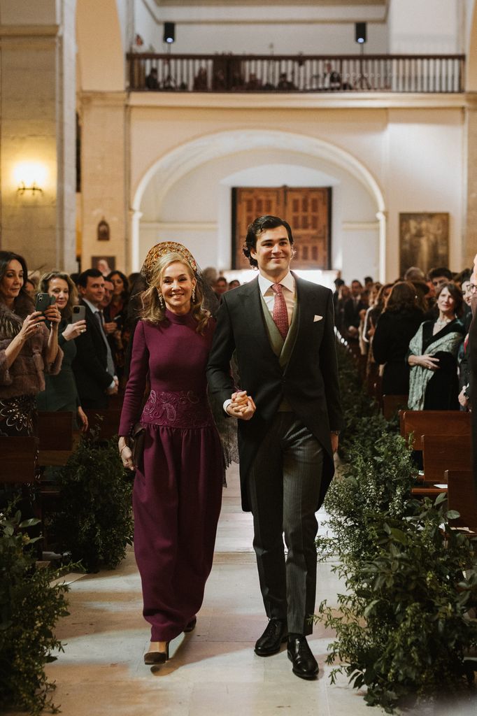 Madrina de boda con vestido de Jorge Vázquez con mantilla