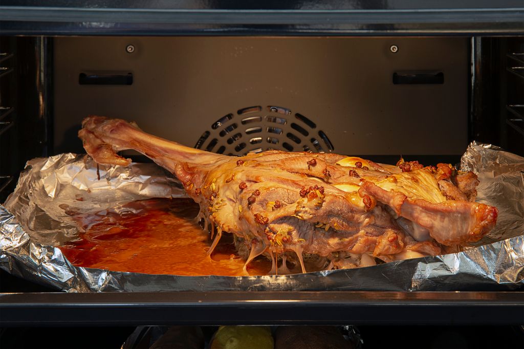 Paletilla de cordero en el horno con papel de aluminio