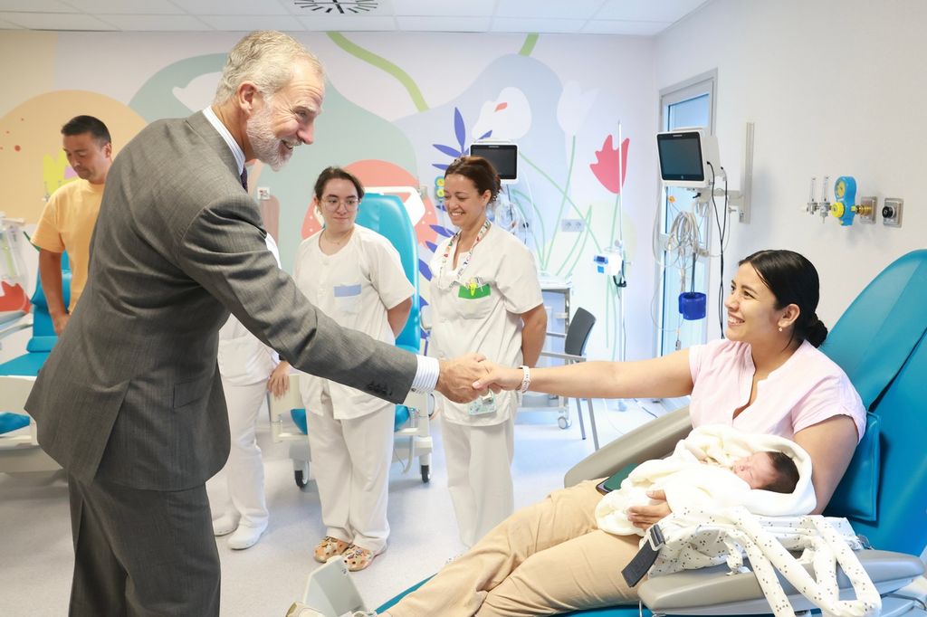 Don Felipe dando la enhorabuena a una madre con su recién nacido 