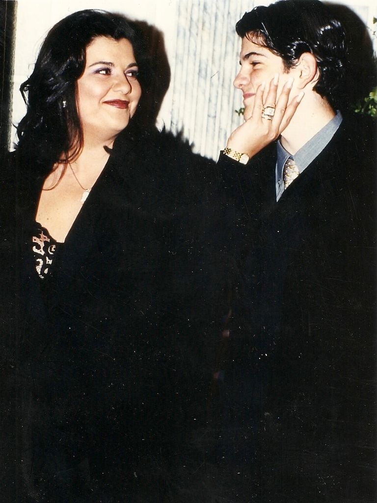Miguel Ángel Muñoz junto a su madre, Cristina Blanco, durante su adolescencia, mucho antes de convertirse en uno de los rostros más conocidos de la televisión española