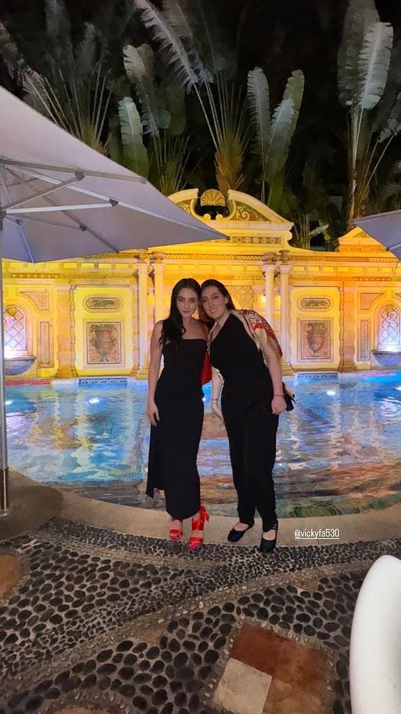 Paola Dalay y Vicky Fayad posaron como buenas amigas en la Mansión Versace en Miami.