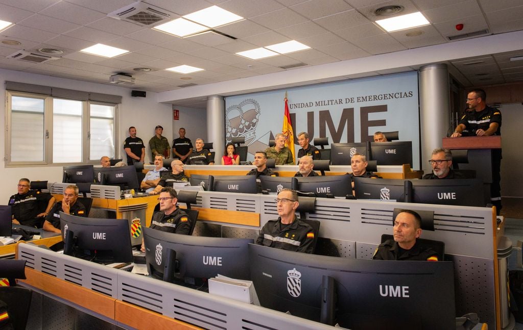 Felipe VI visita el Cuartel General de la Unidad Militar de Emergencias (UME), en la Base Aérea de Torrejón