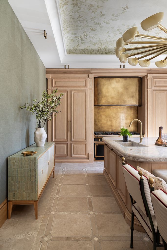 Cocina con muebles de madera de roble