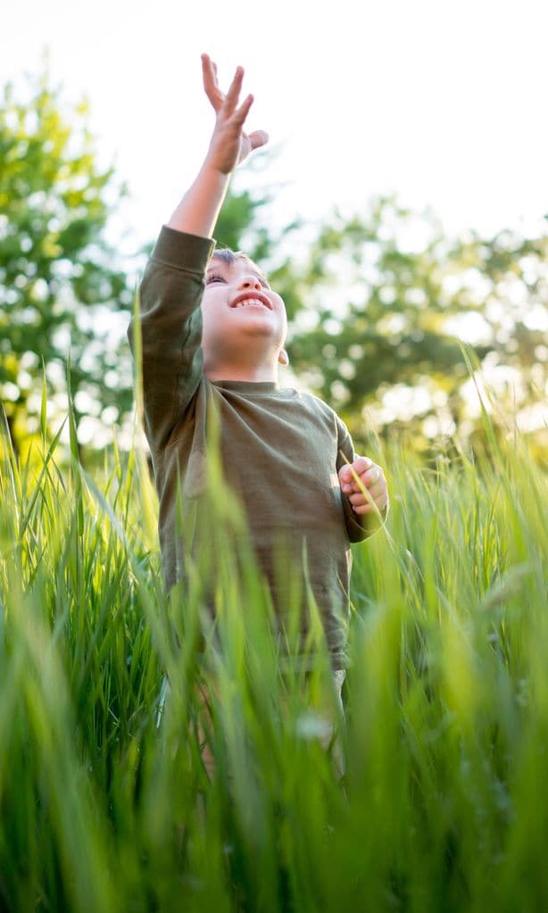 Niño jugando feliz en la naturaleza
