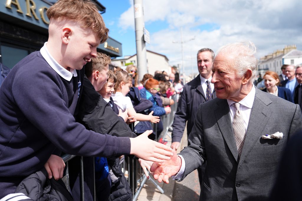 Carlos III saludando a sus admiradores en Newcastle