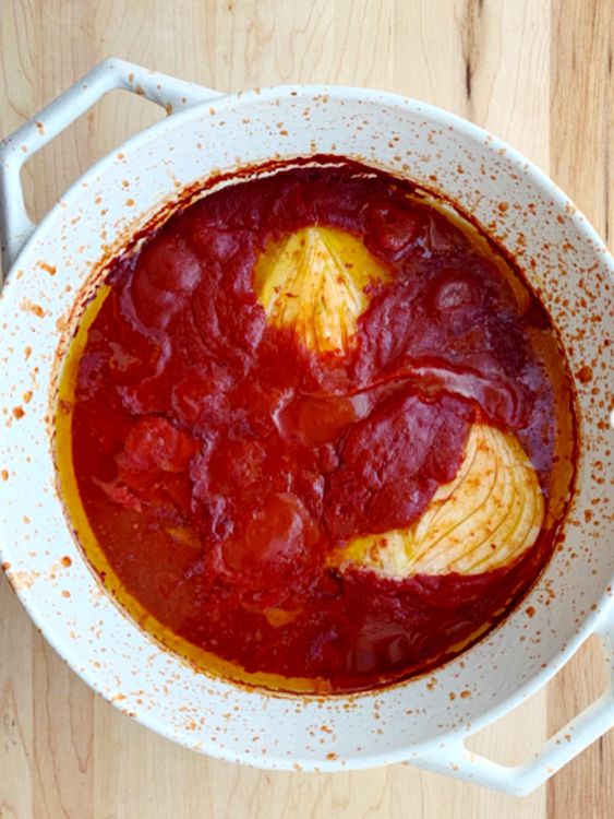 Esta salsa ha sido versionanda miles de veces. La que vemos en la imagen es la de Dan Pelosi (popular creador de contenido gastro y autor de libros de cocina).