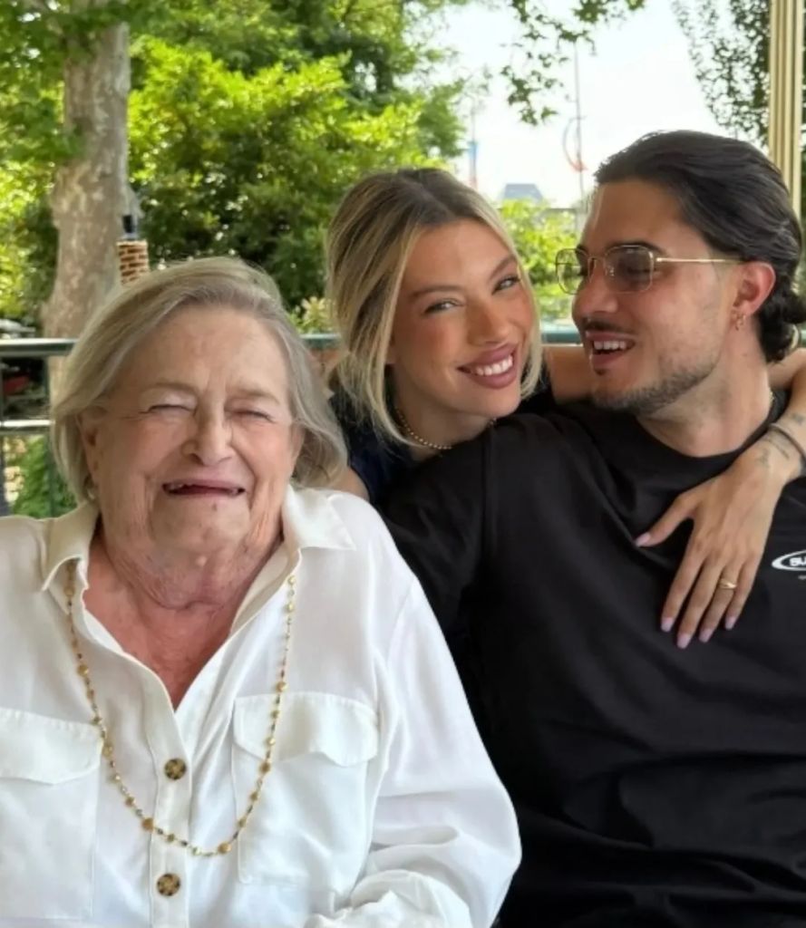 La emocionante foto junto a su abuela
