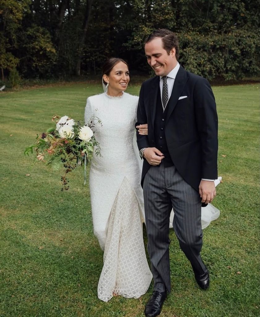 Novias de otoño con vestidos de tweed asimétrico