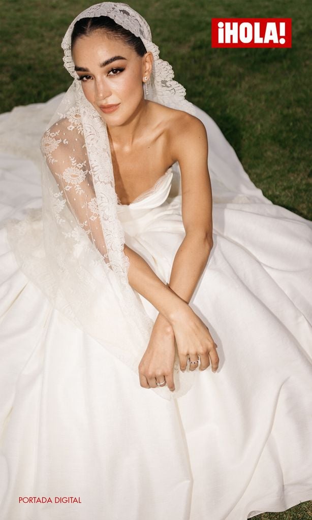 Fotos: AGBA WEDDINGS | Vestido: Lorena Formoso  | Pendientes y alianzas: Rabat  | Makeup: Sisley | Flores: Granada
